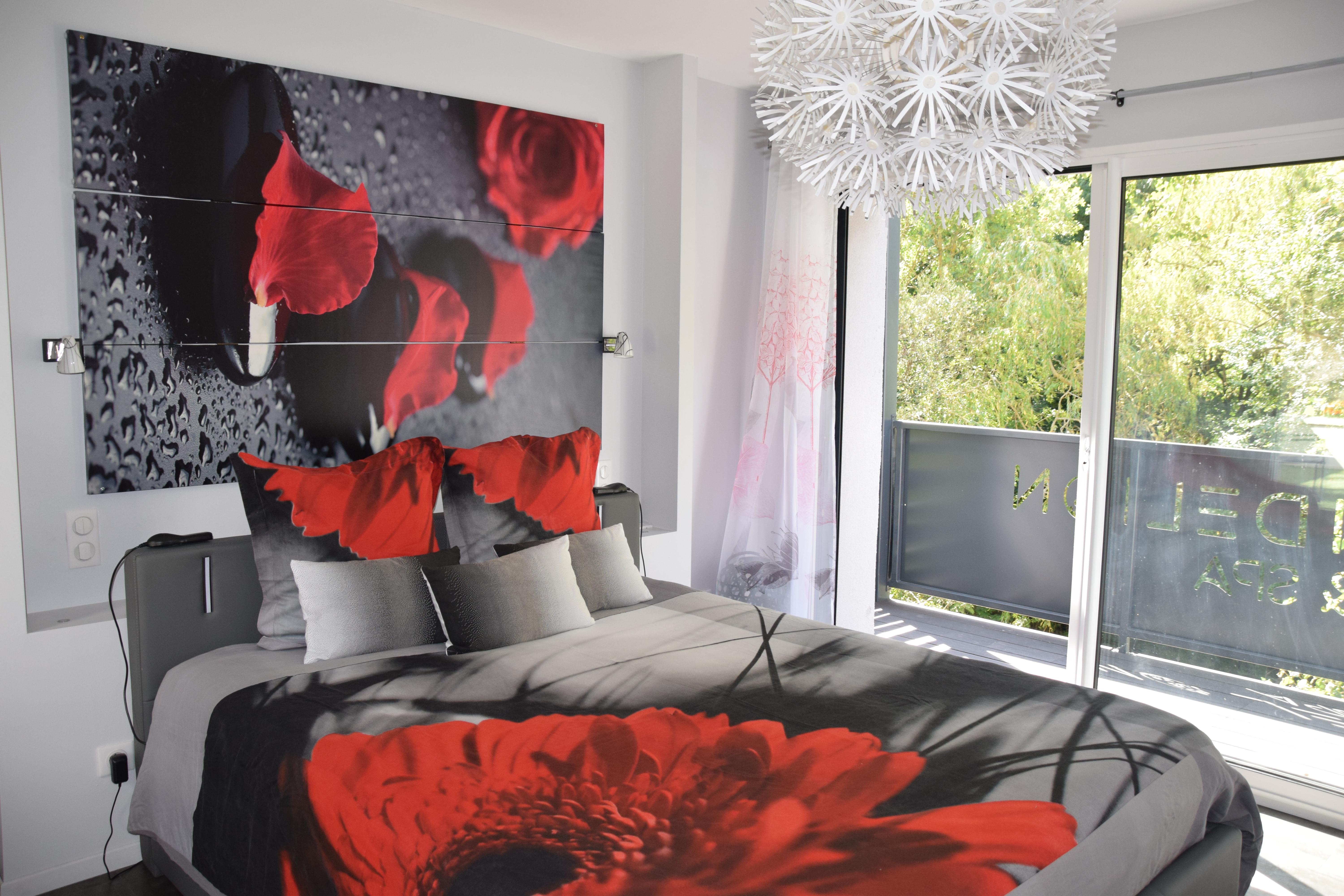 chambre moderne grise et rouge galet villa d'architecte à louer Dandelion gîte et spa Gorges du Tarn Millau Aveyron Lozère Occitanie