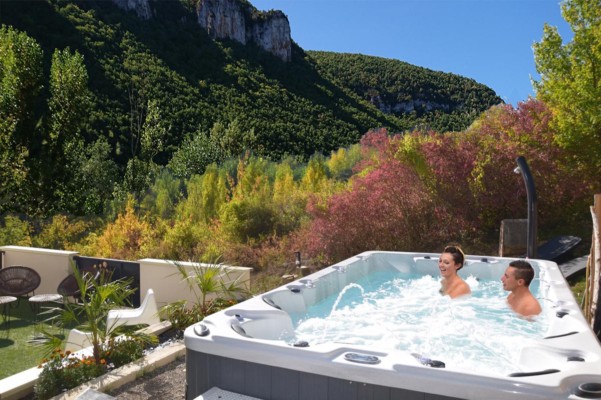 piscine spa de nage chauffée avec jacuzzi et vue exceptionnelle sur les falaises des Gorges du Tarn Dandelion gîte spa Aveyron