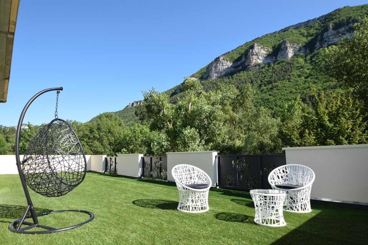Terrasse panoramique Gorges du Tarn Ecolodge Bulles chambre avec jacuzzi Aveyron