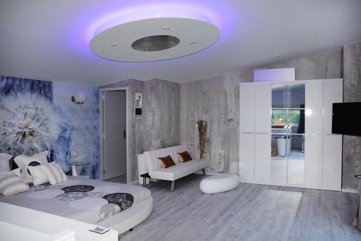 Room with Jacuzzi private parental en-suite Gorges of Tarn Aveyron South France