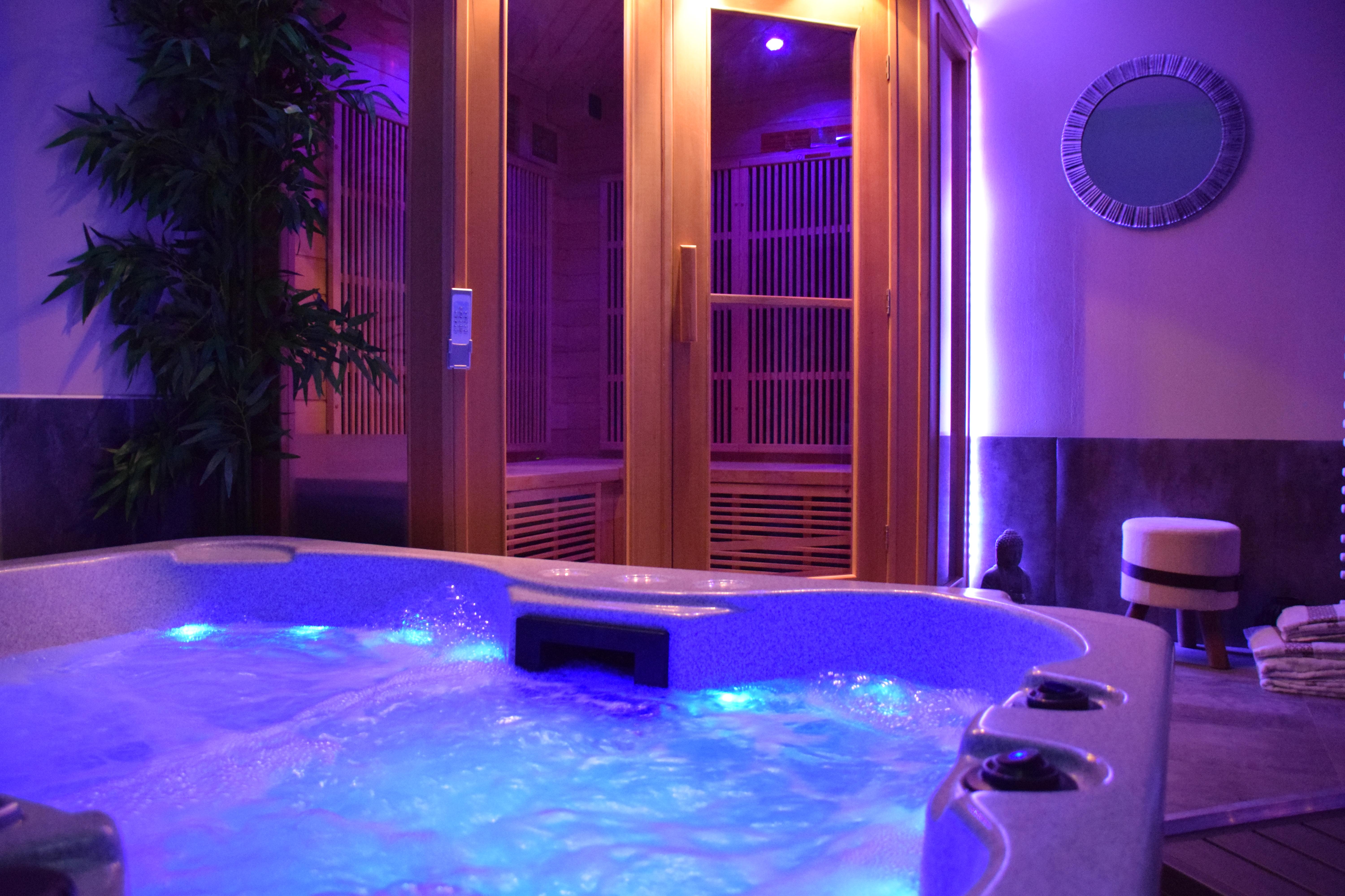 Private jacuzzi and sauna of the bubble Ecolodge en-suite ideal for relaxing in love