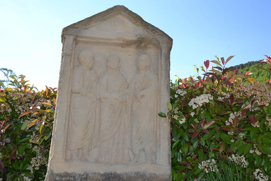 Stèle gallo-romaine Les 3 Anges située à coté des chambres d'hôte Le Soleilo dans le village médiéval de Mostuéjouls Sud Aveyron Midi Pyrénées