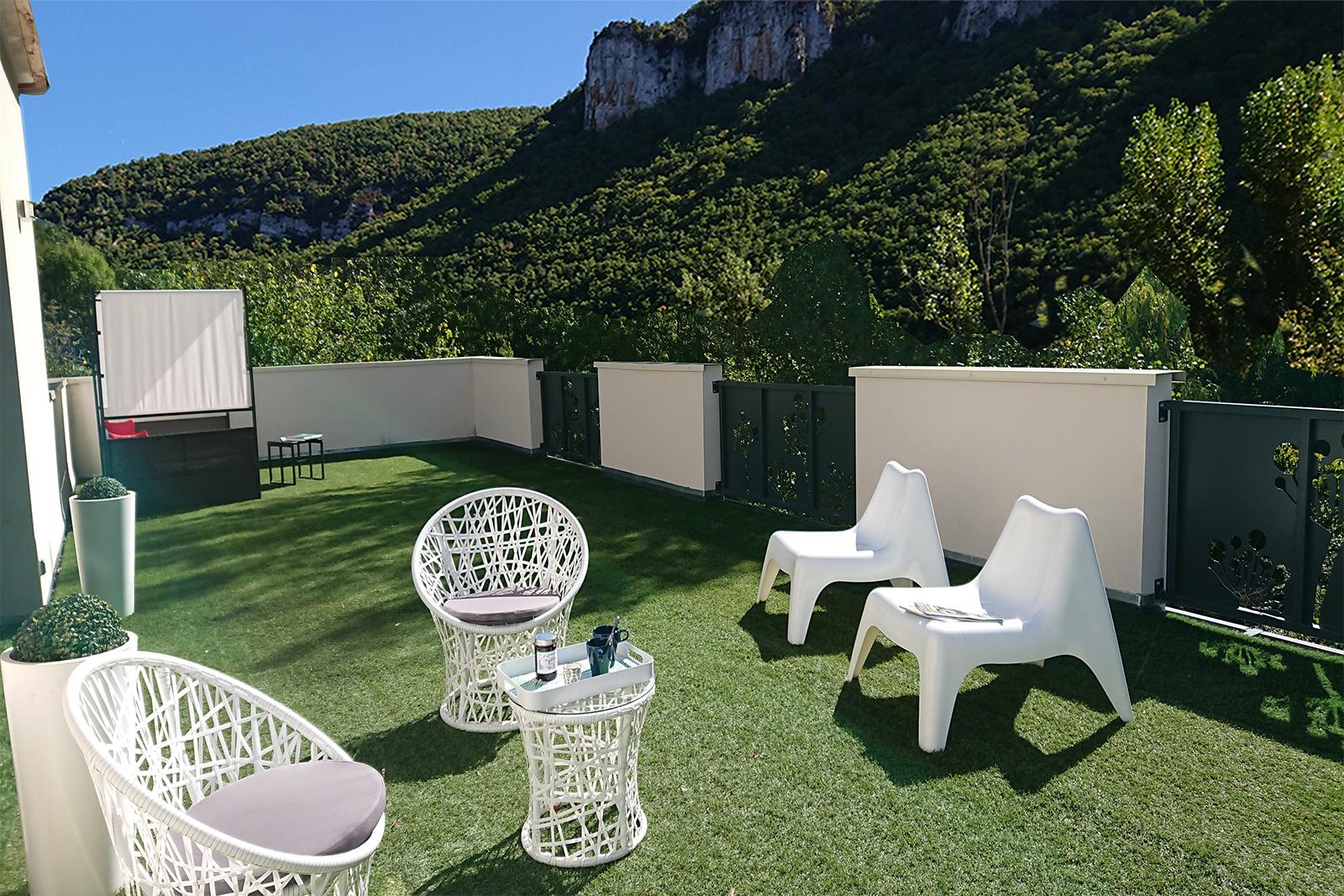 Solarium en toit terrasse avec vue exceptionnelle et panoramique sur les Gorges du Tarn villa d'exception piscine spa Aveyron