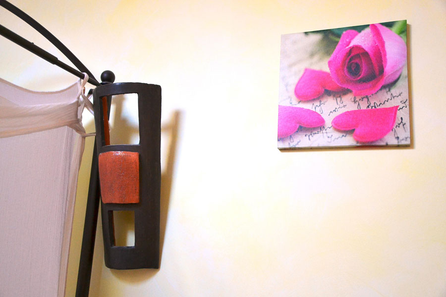 Applique murale originale en tuile au style rustique pour créer une atmosphère douce, légère et chaleureuse dans cette chambre
