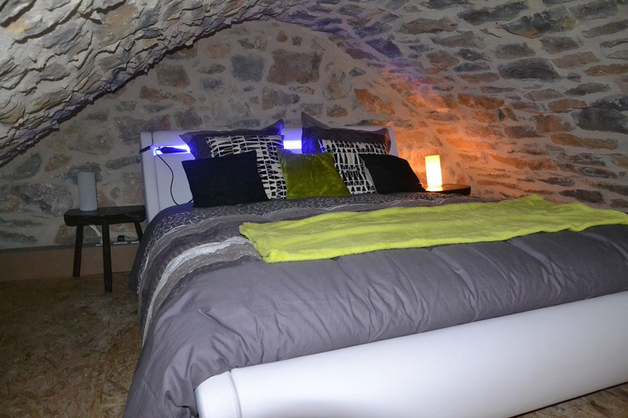 Chambre sous voûtes en pierres avec lit massant en 160 dans gîte avec spa Aveyron, Midi-Pyrénées