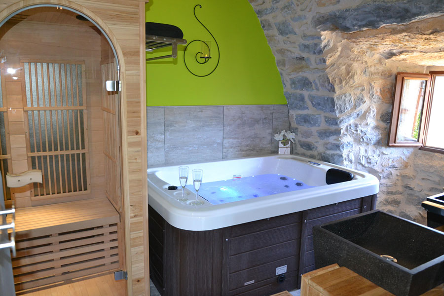 sauna, spa et vasques design sont les atouts de ce gîte insolite avec spa et piscine du Sud Aveyron Lozère pour un week-end romantique