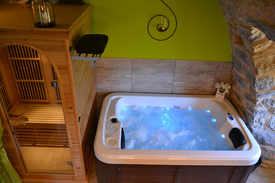 Cottage with private spa, sauna in old build on stones in South of France