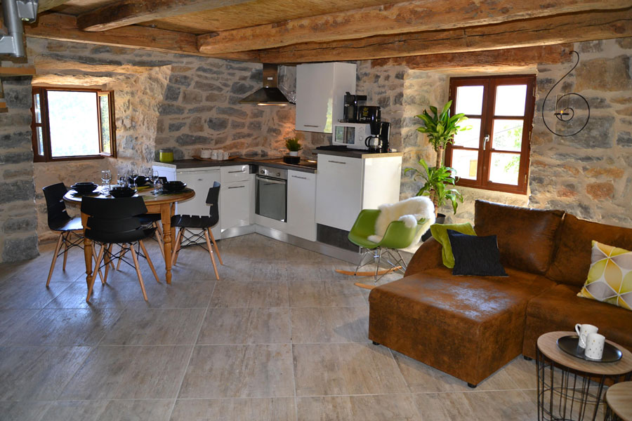gîte insolite original et design en duplex avec cuisine équipée et salon cosy location vacances Aveyron Lozère