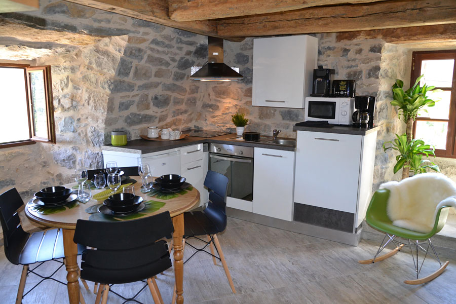location de vacances Sud Aveyron Lozère avec spa piscine cuisine équipée en duplex, gîte avec spa plein de charme