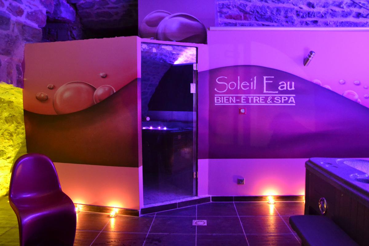 Salle bien-être avec spa, hammam privatif et jeux de lumières et luxe pour cette chambre d'hôte dans les Gorges du Tarn