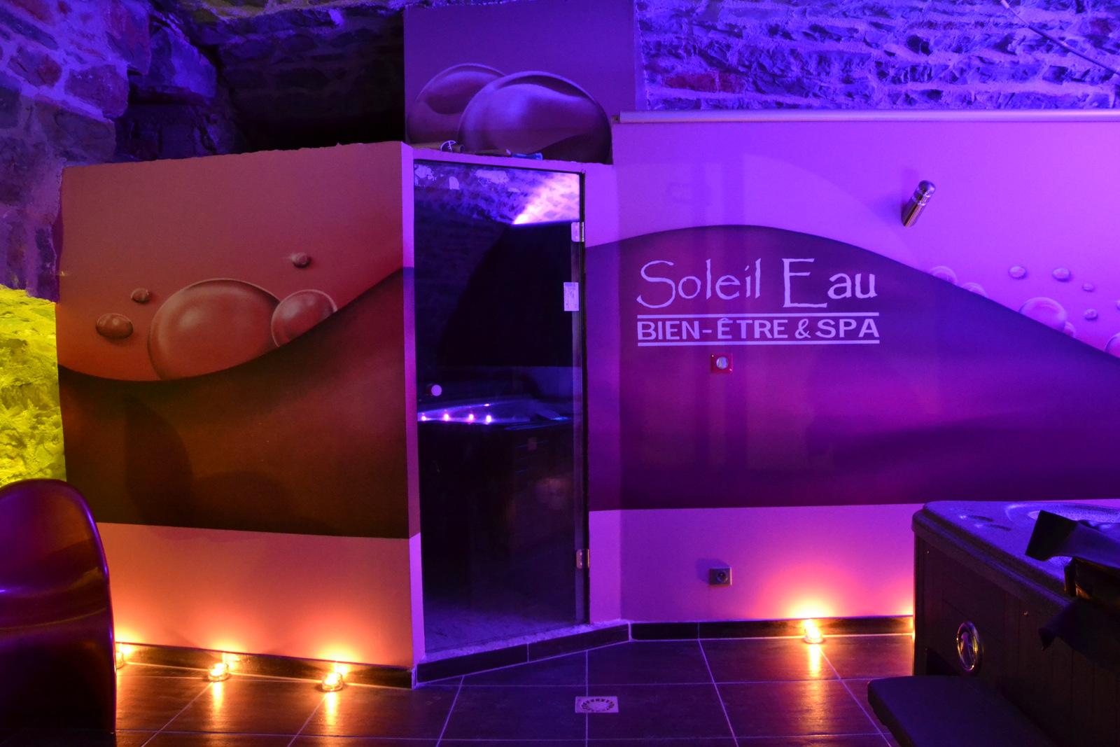 Salle bien-être avec spa, hammam et jeux de lumières et luxe pour cette chambre d'hôte dans les Gorges du Tarn