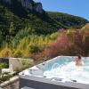piscine spa de nage chauffée avec jacuzzi et vue exceptionnelle sur les falaises des Gorges du Tarn Dandelion gîte spa Aveyron