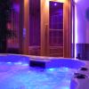 Salle de bain design ambiance spa avec spa sauna gîte de groupe nature design Dandelion villa d'architecte Gorges du Tarn Millau Aveyron Lozère Occitanie