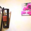 Applique murale originale en tuile au style rustique pour créer une atmosphère douce, légère et chaleureuse dans cette chambre