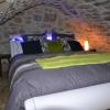 Chambre sous voûtes en pierres avec lit massant en 160 dans gîte avec spa Aveyron, Midi-Pyrénées