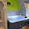 sauna, spa et vasques design sont les atouts de ce gîte insolite avec spa et piscine du Sud Aveyron Lozère pour un week-end romantique