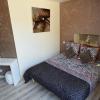 Suite Les Baumes, chambre d'hôte design Sud Aveyron Lozère de 34 m², équipement moderne et soucis du détail avec literie en 160, télévisions, wifi et climatisation réversible